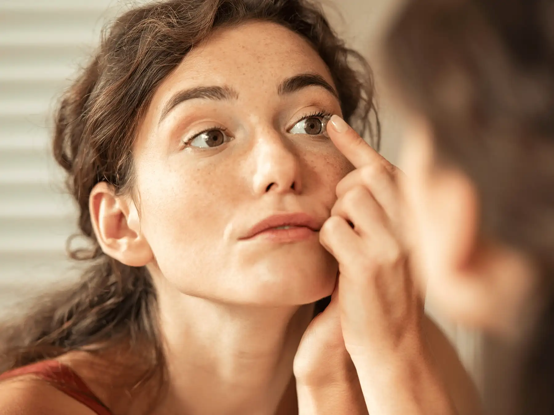 Putting in a soft contact lens